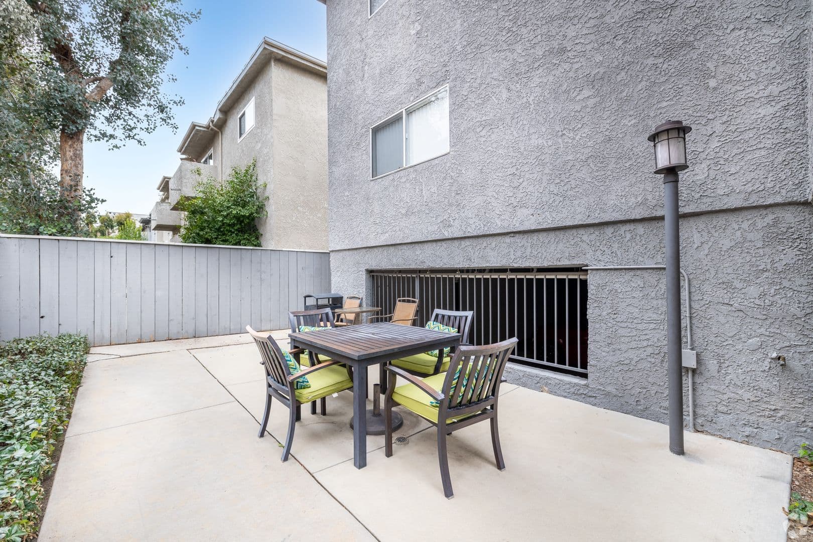 North Hollywood Apartment: 10740 Blix St