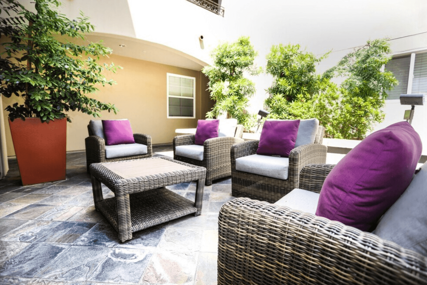 Toluca Lake Apartment: 10620 Whipple St