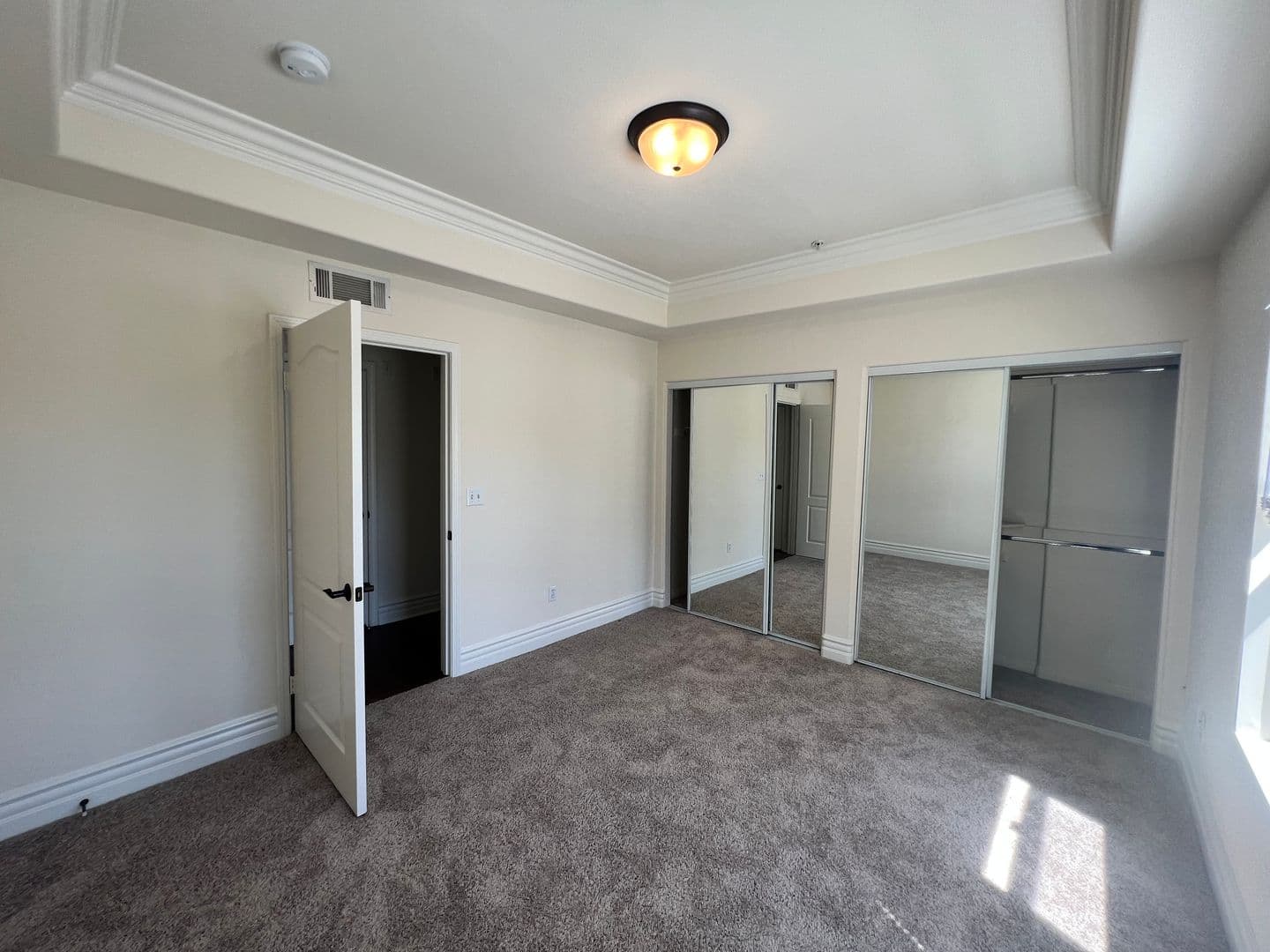 Studio City Apartment: 12246 Moorpark St