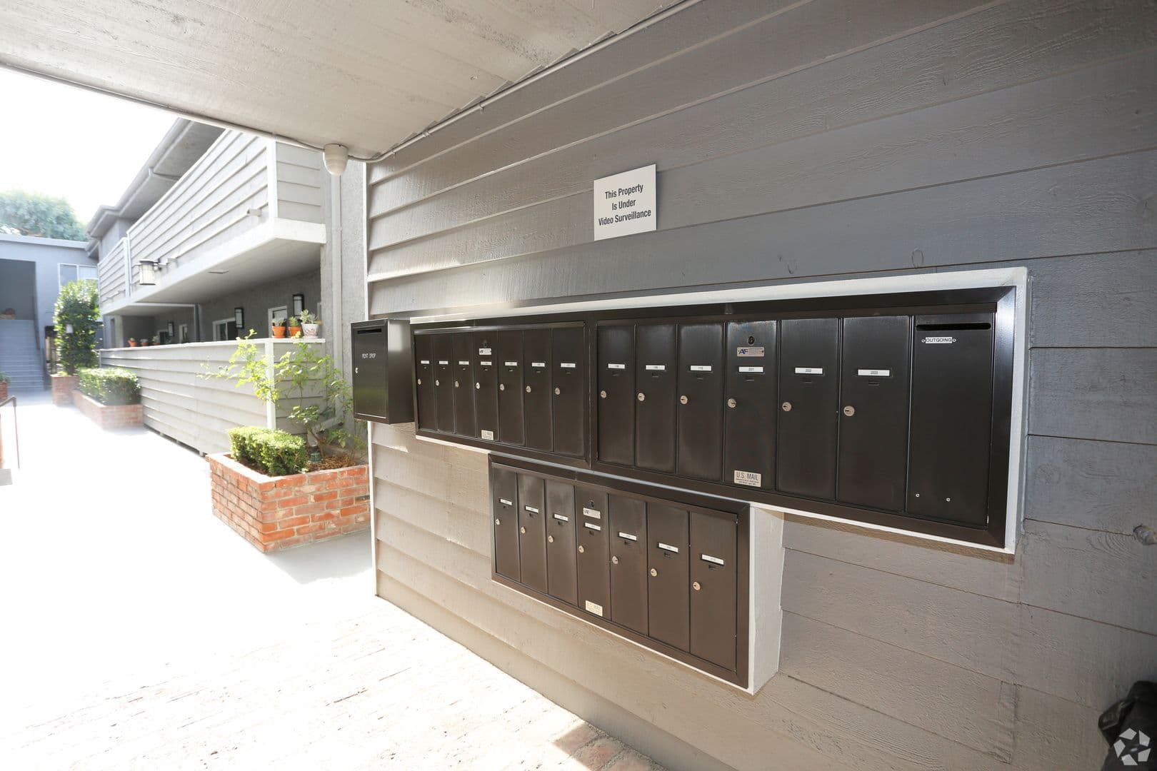 North Hollywood Apartment: 10740 Blix St