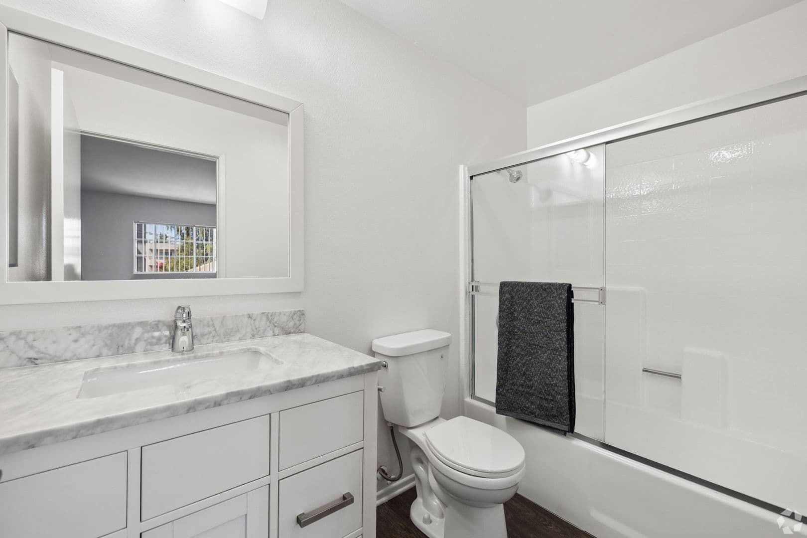 North Hollywood Apartment: 4824 Craner Ave