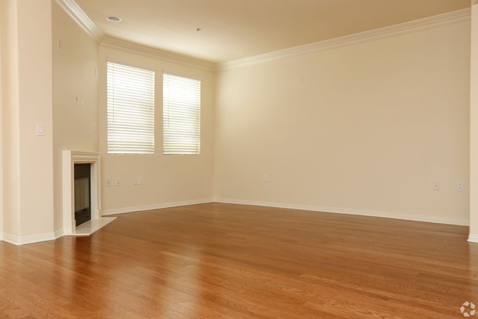 Toluca Lake Apartment: 10620 Whipple St