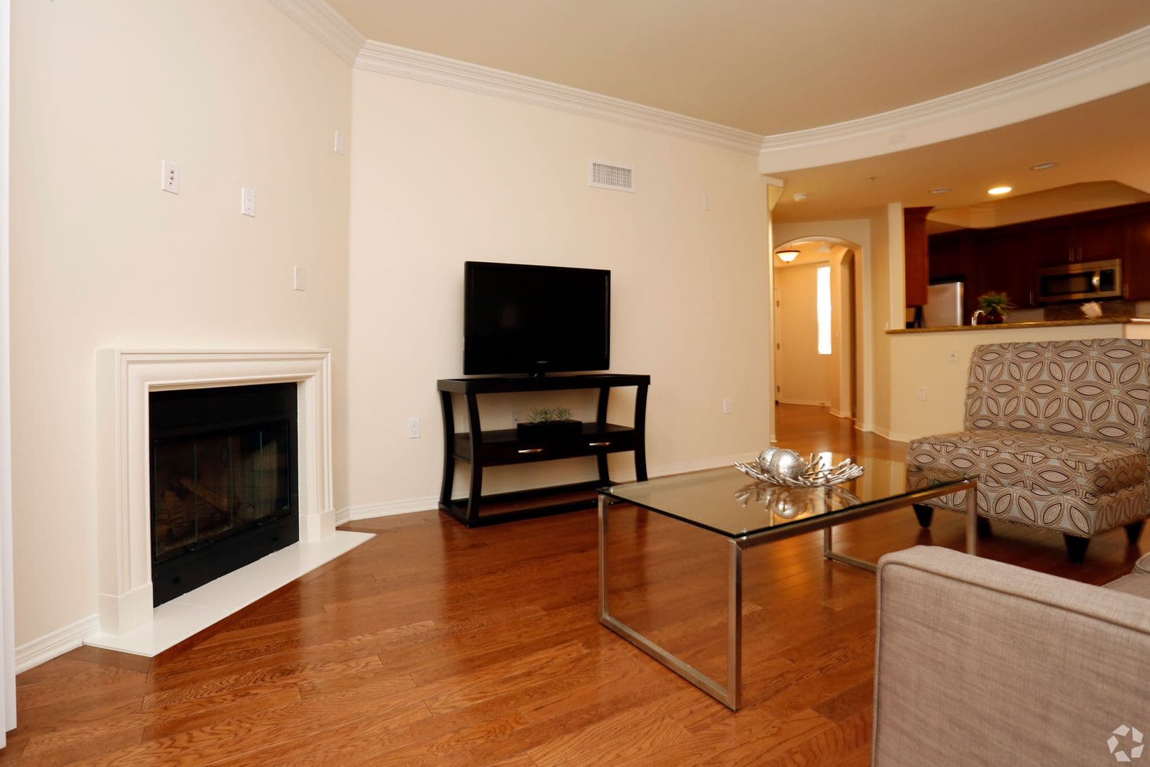 Toluca Lake Apartment: 10620 Whipple St