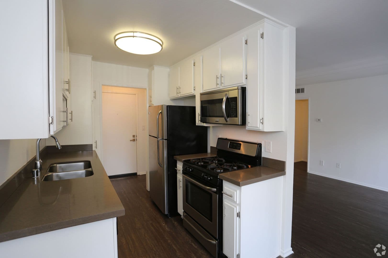 North Hollywood Apartment: 10740 Blix St