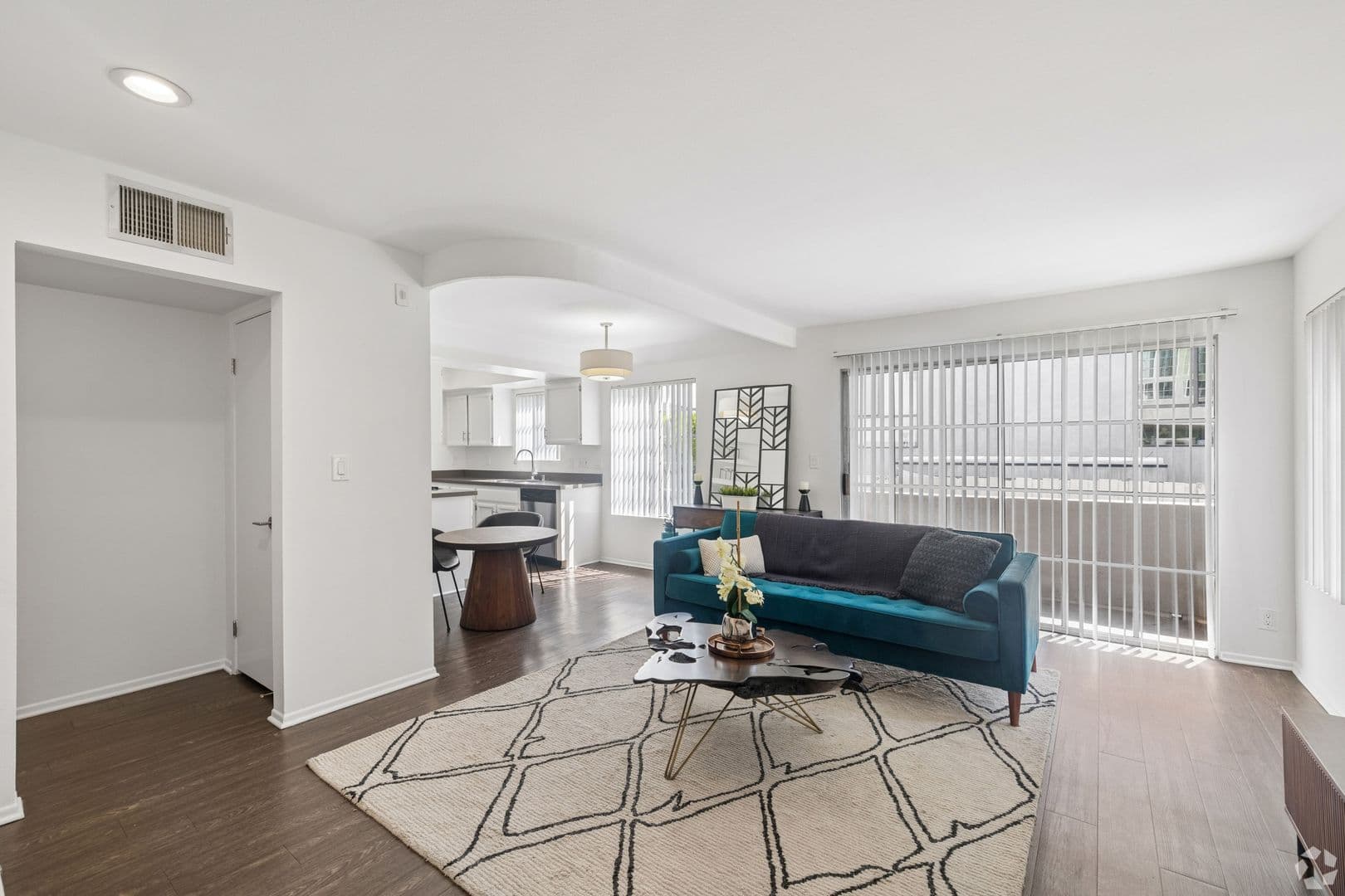 North Hollywood Apartment: 4824 Craner Ave