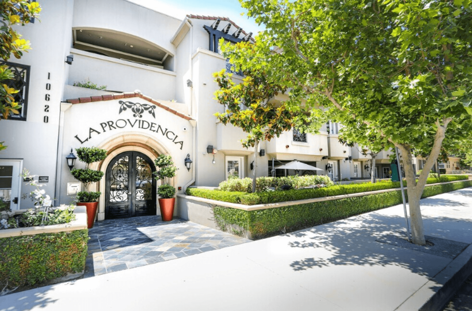 Toluca Lake Apartment: 10620 Whipple St