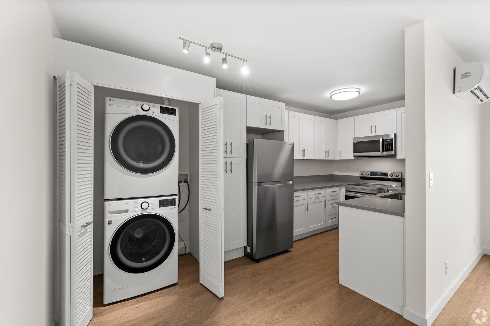 Burbank Apartment: 634 E. Harvard Rd