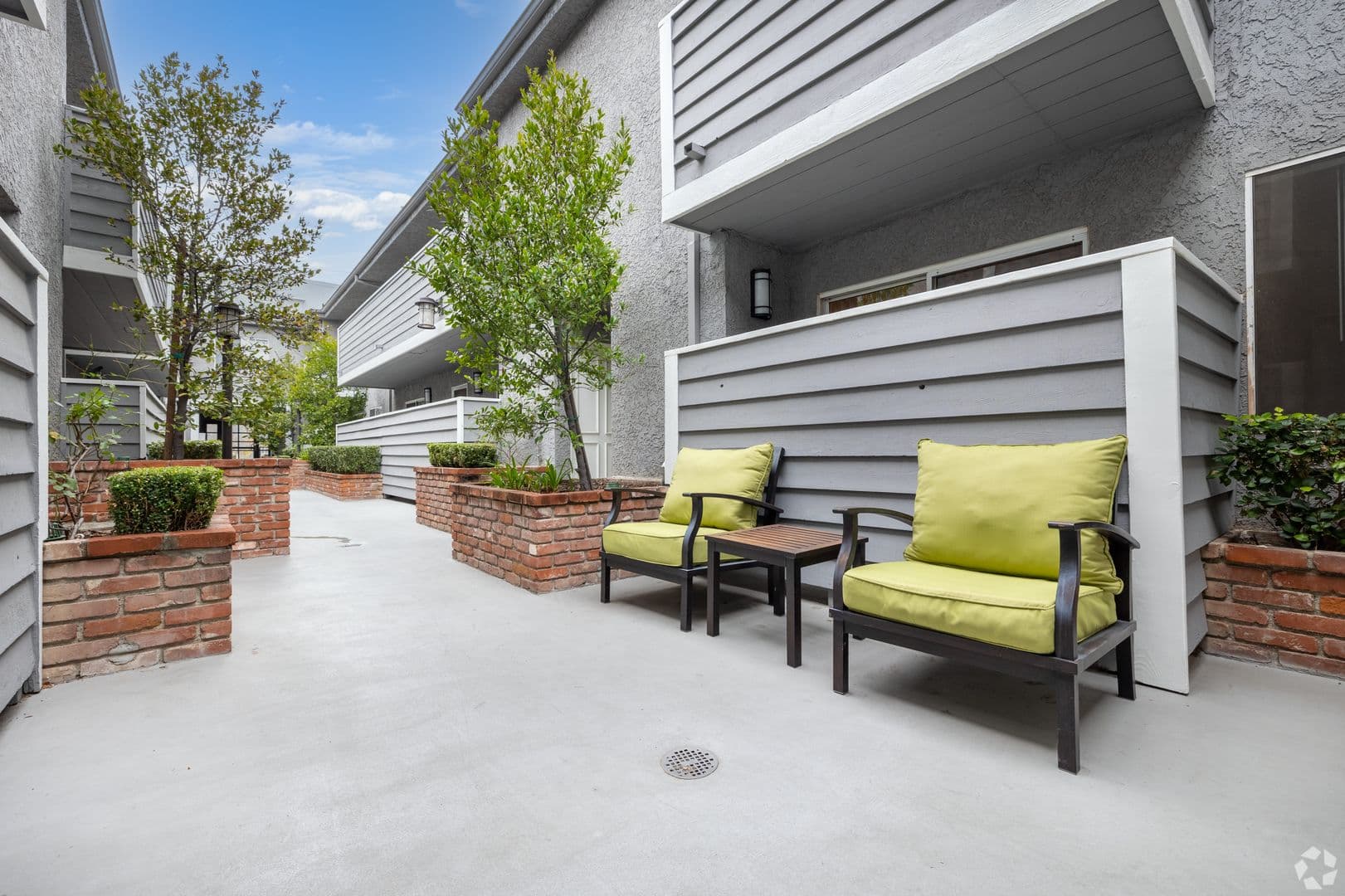 North Hollywood Apartment: 10740 Blix St