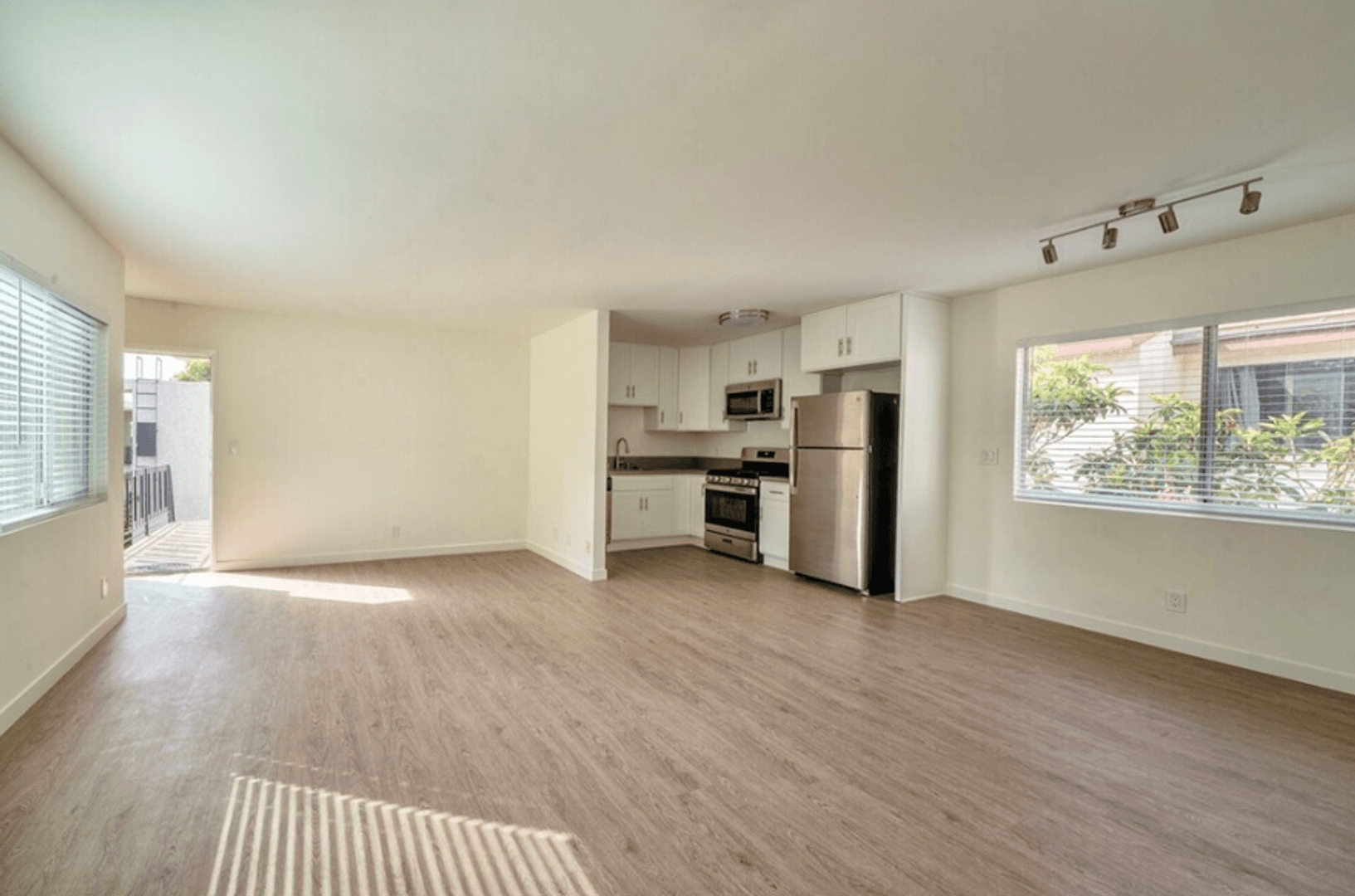 Burbank Apartment: 520 E Magnolia Blvd