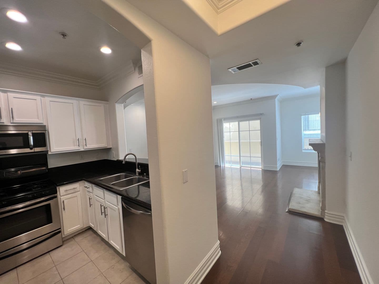 Studio City Apartment: 12246 Moorpark St