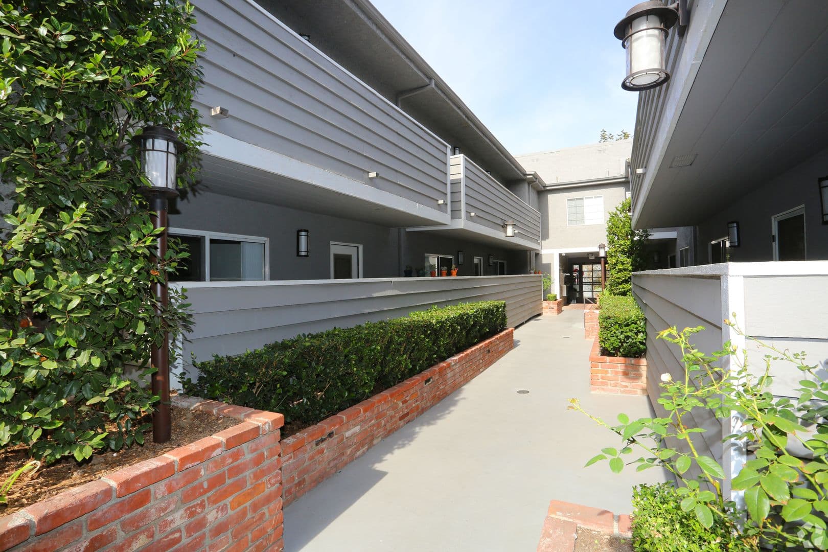 North Hollywood Apartment: 10740 Blix St