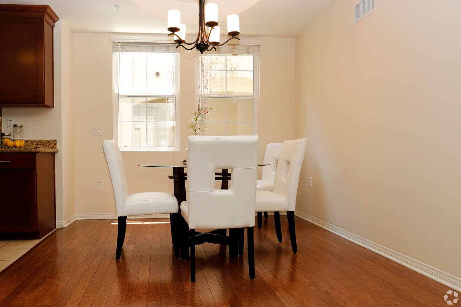 Toluca Lake Apartment: 10620 Whipple St