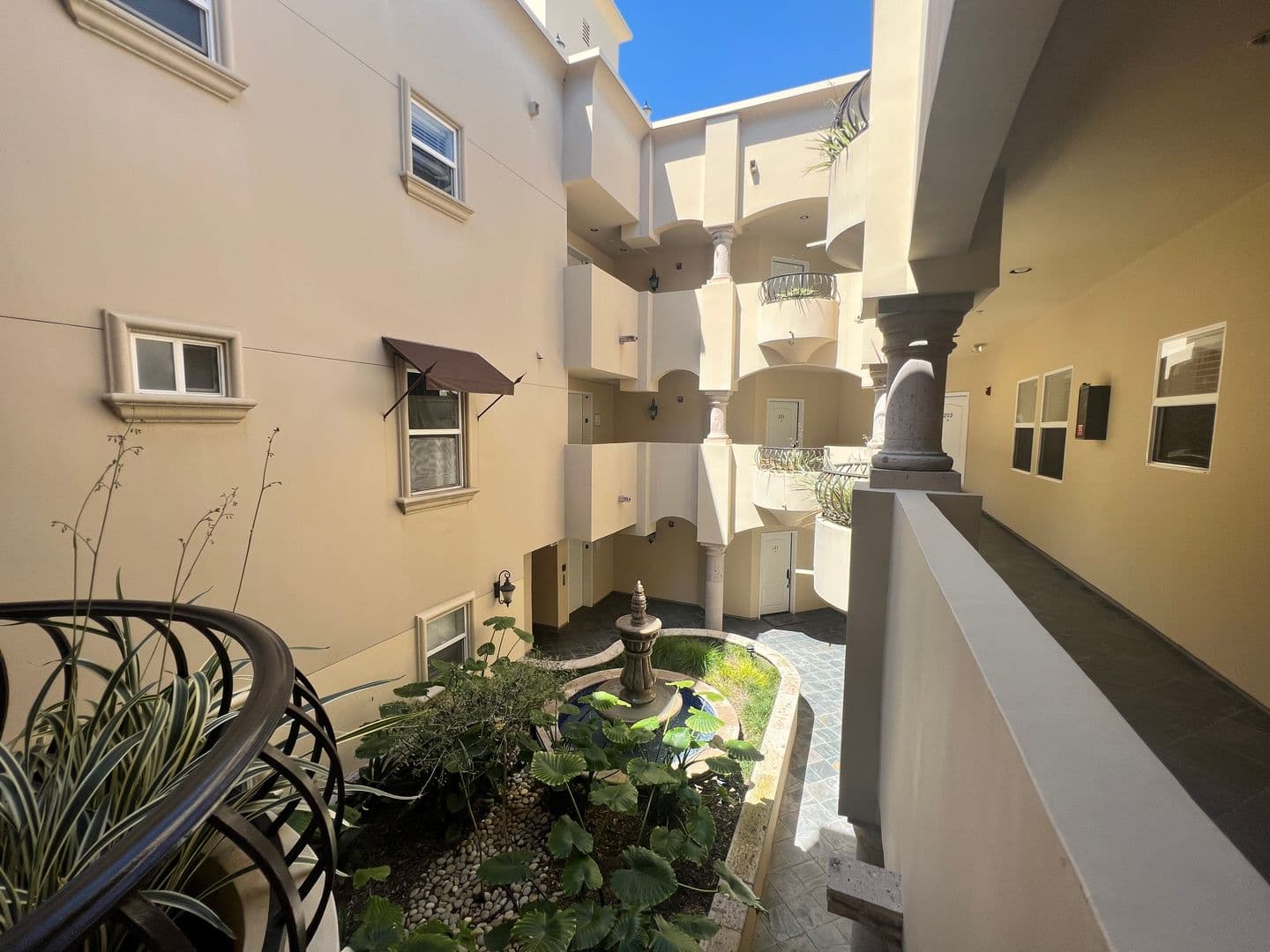 Studio City Apartment: 12246 Moorpark St
