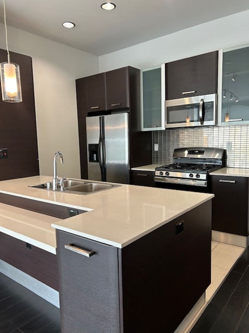 Los Angeles Apartment: 801 N Fairfax Ave