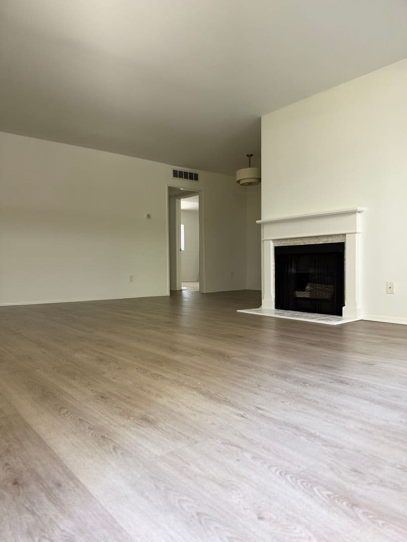 North Hollywood Apartment: 10740 Blix St