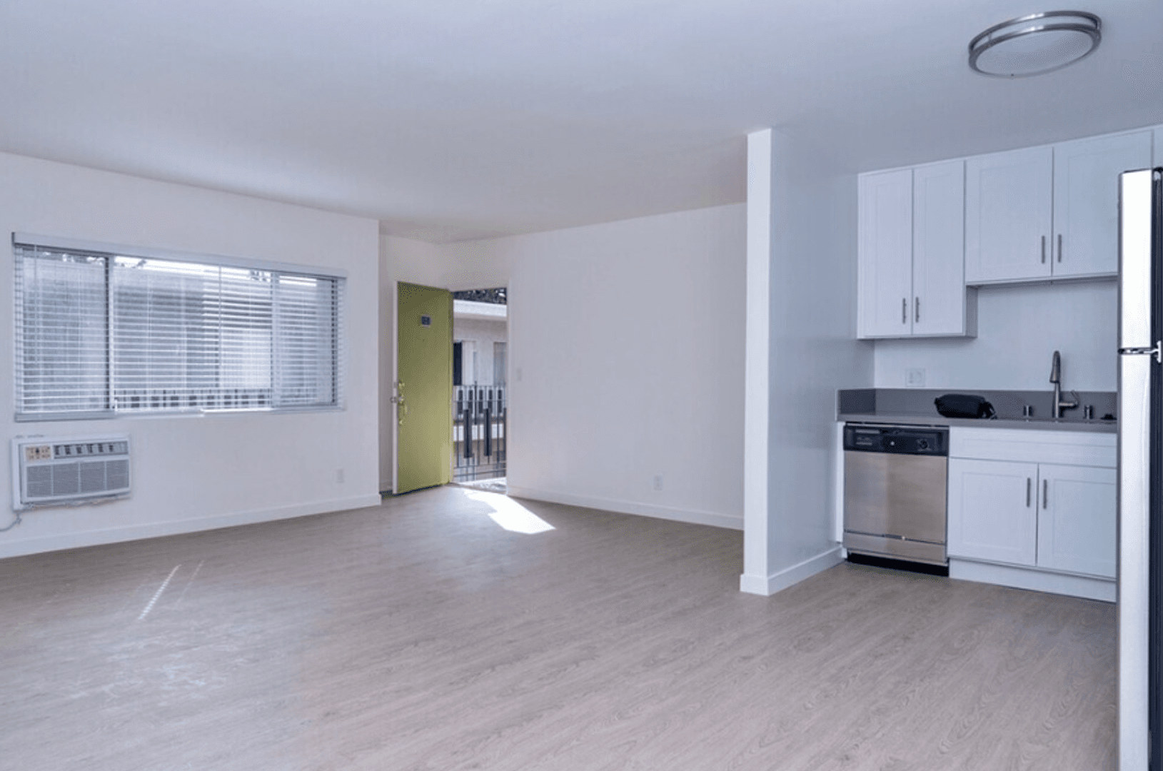 Burbank Apartment: 520 E Magnolia Blvd