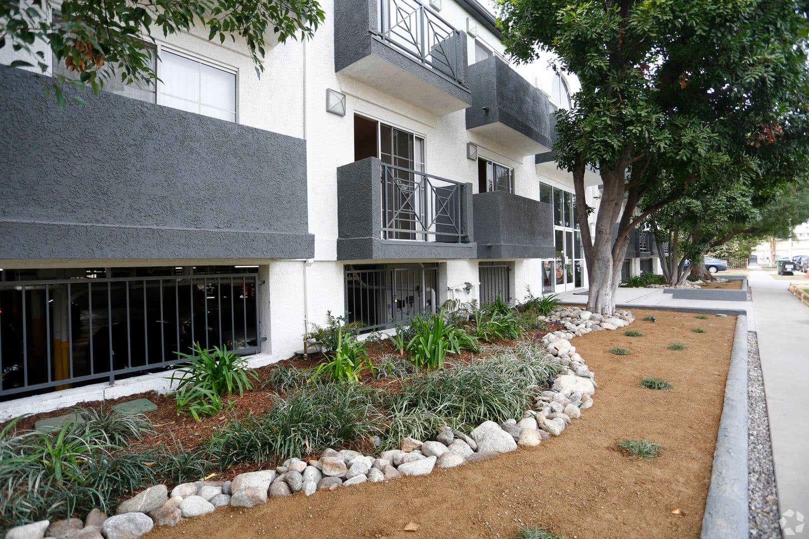 North Hollywood Apartment: 10930 Otsego St.