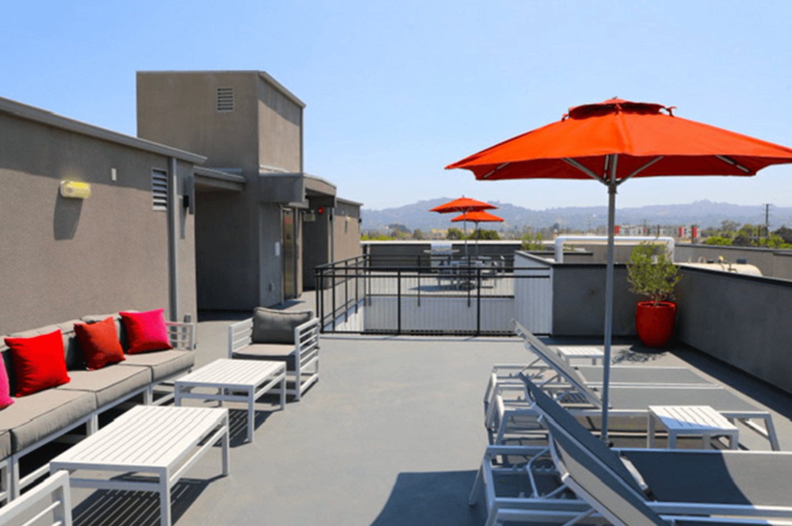 North Hollywood Apartment: 10947 Hartsook St.