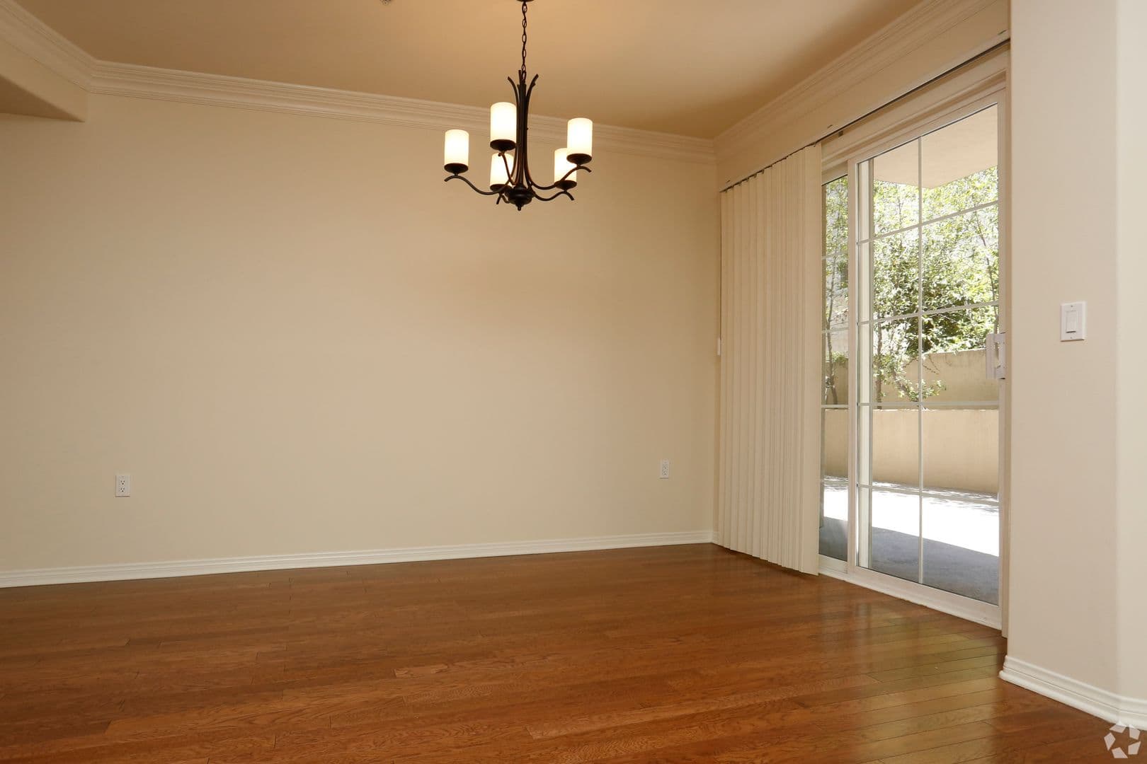 Toluca Lake Apartment: 10620 Whipple St
