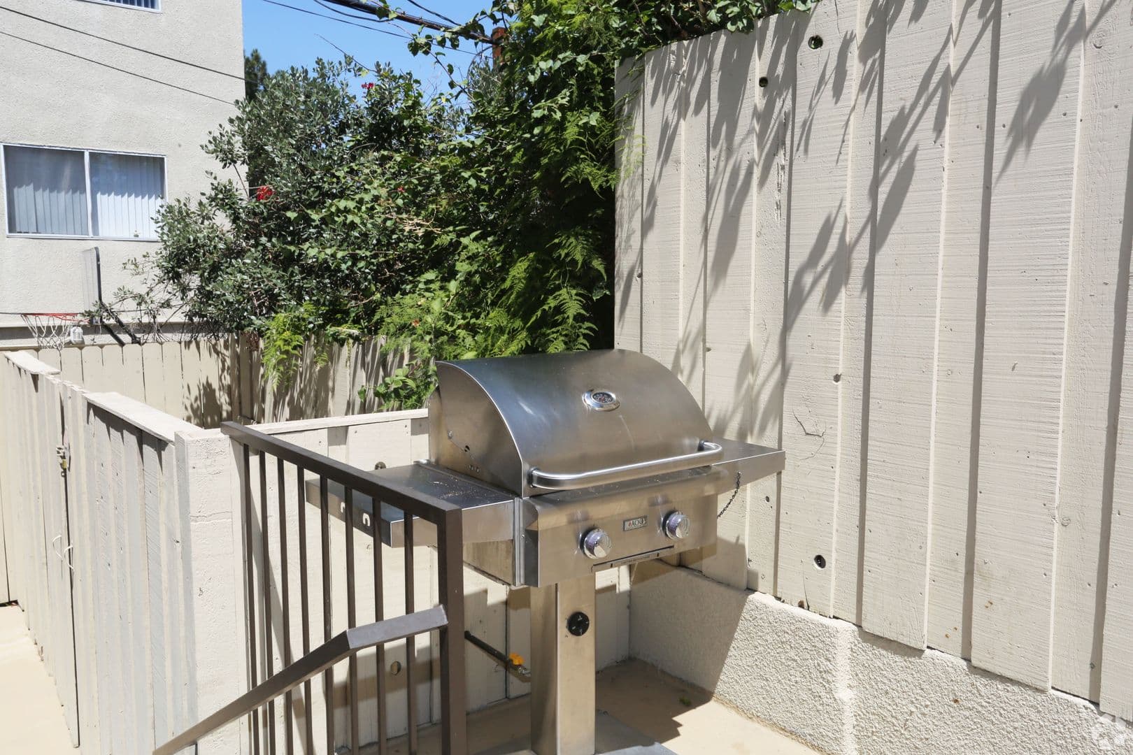 North Hollywood Apartment: 4824 Craner Ave