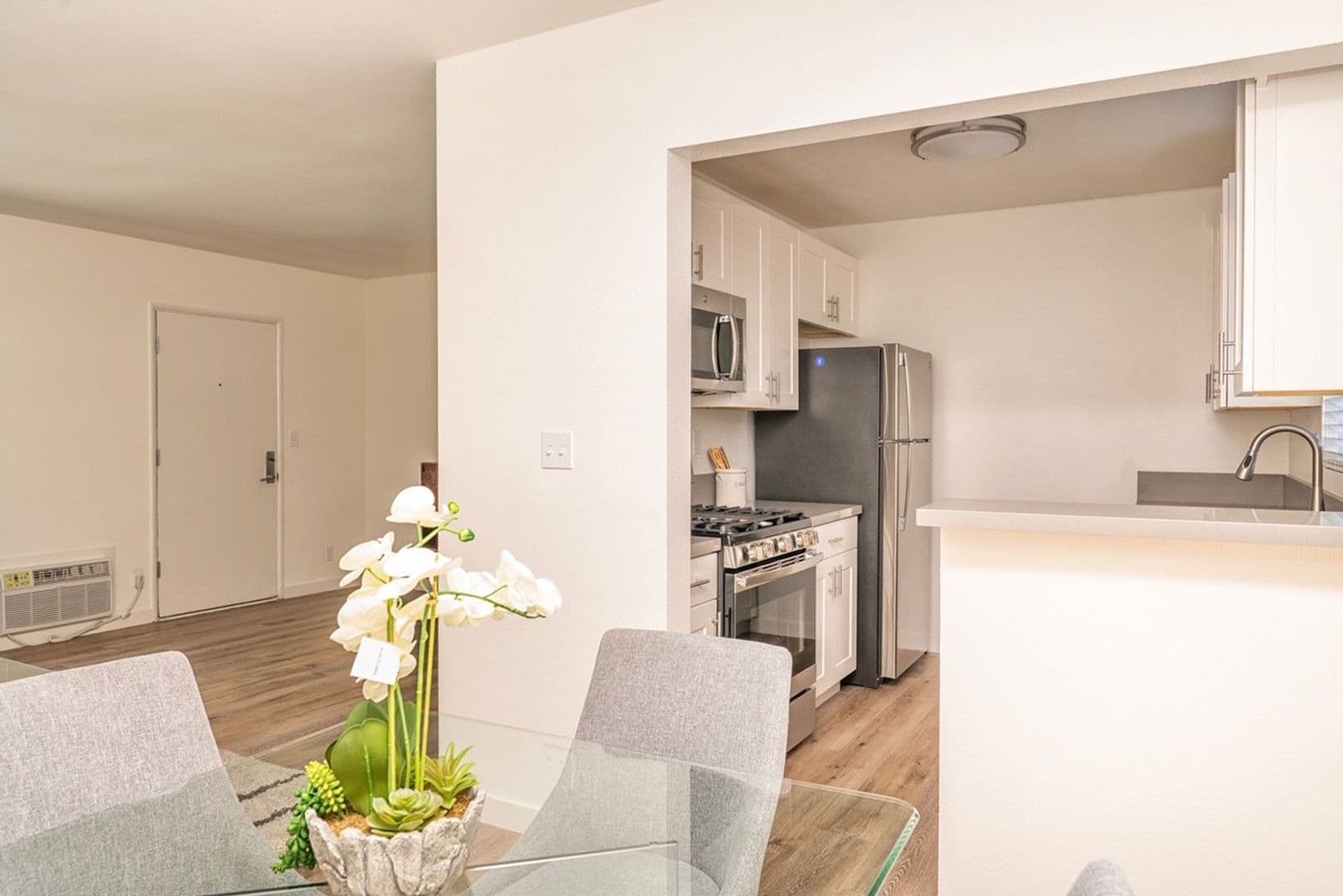Sherman Oaks Apartment: 13429 Moorpark St.