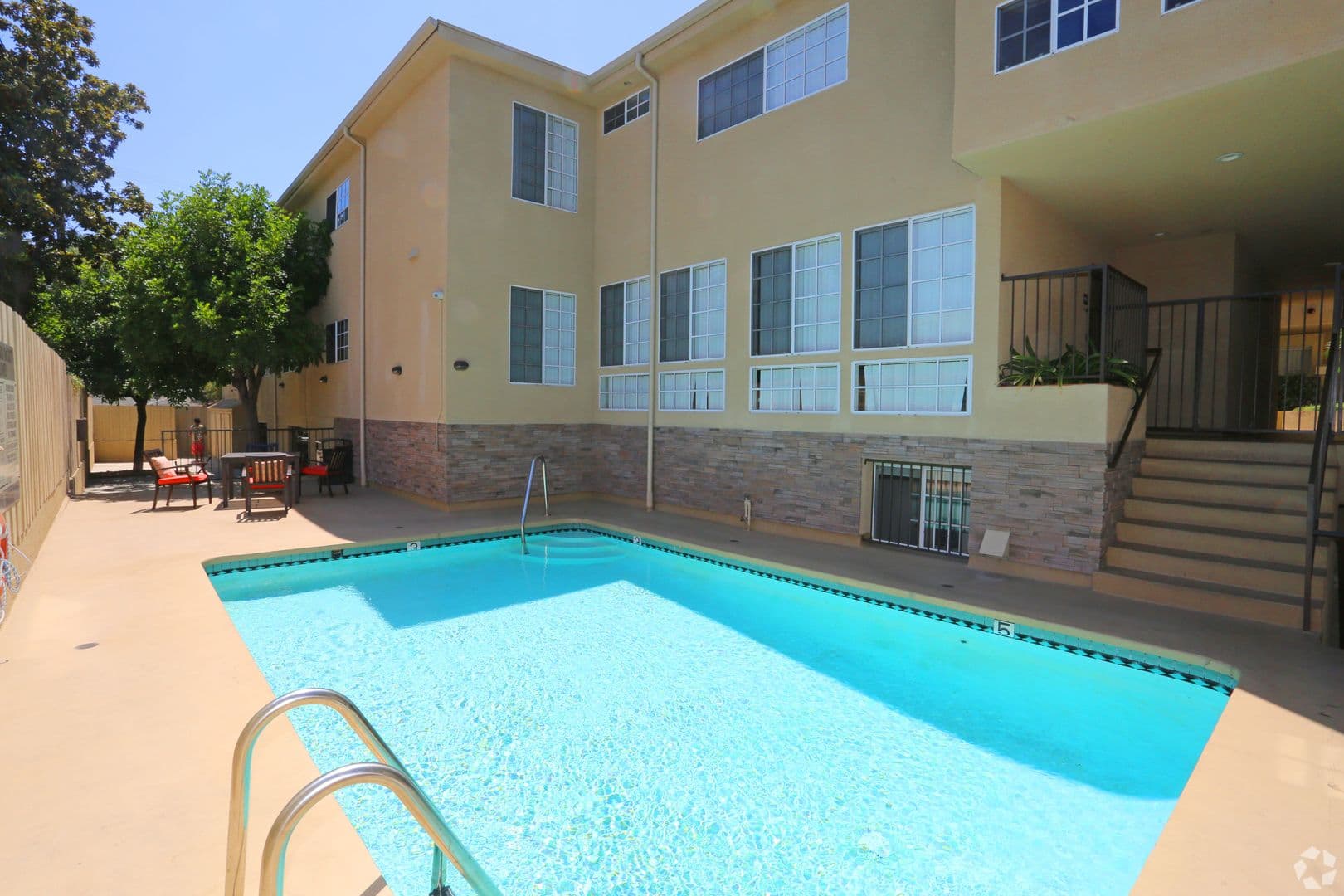 North Hollywood Apartment: 4824 Craner Ave