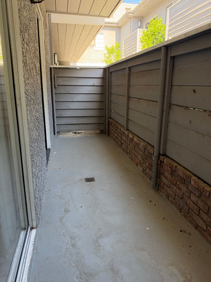 North Hollywood Apartment: 10740 Blix St