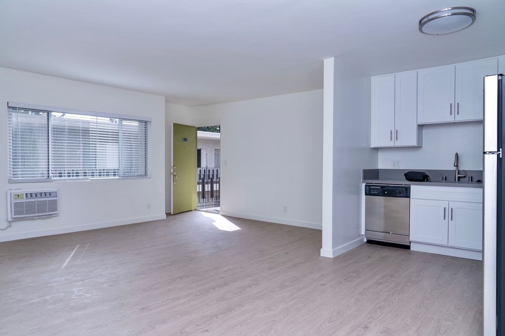 Burbank Apartment: 520 E Magnolia Blvd