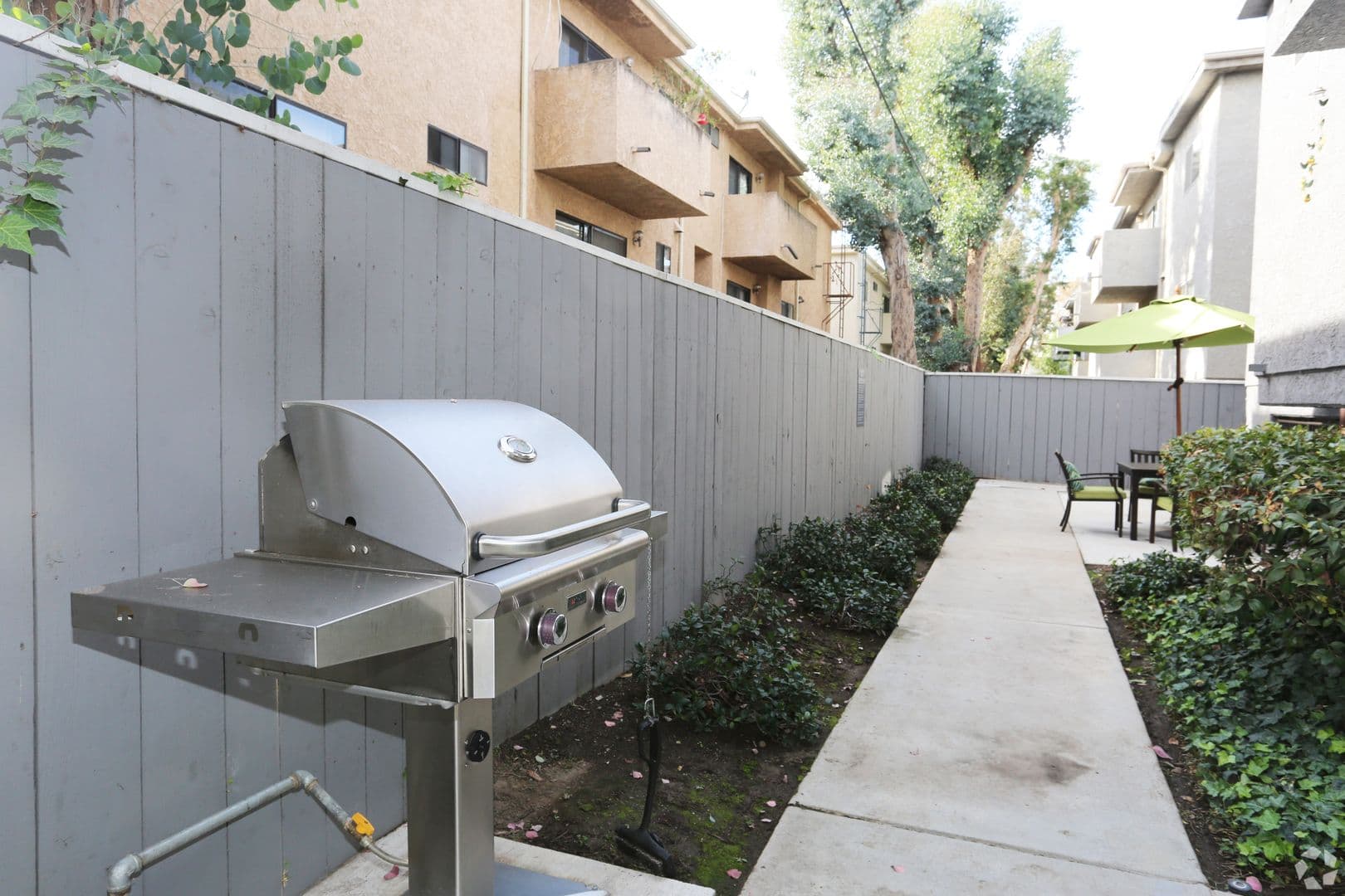 North Hollywood Apartment: 10740 Blix St