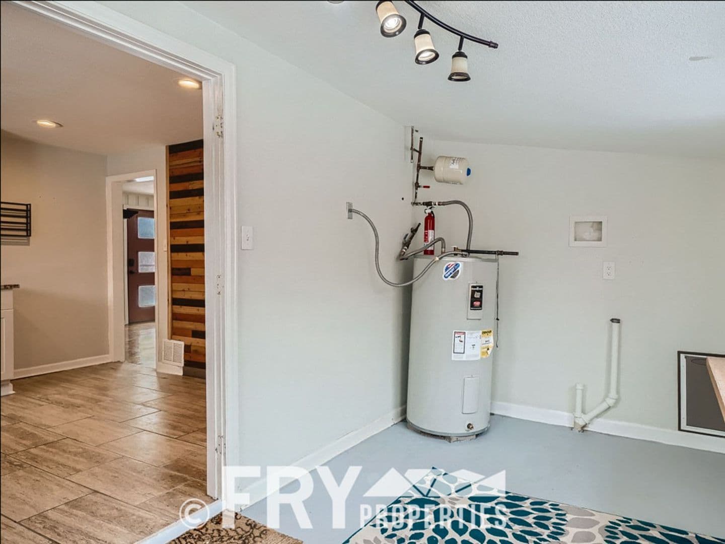 Lakewood House: 98 S Newland Street