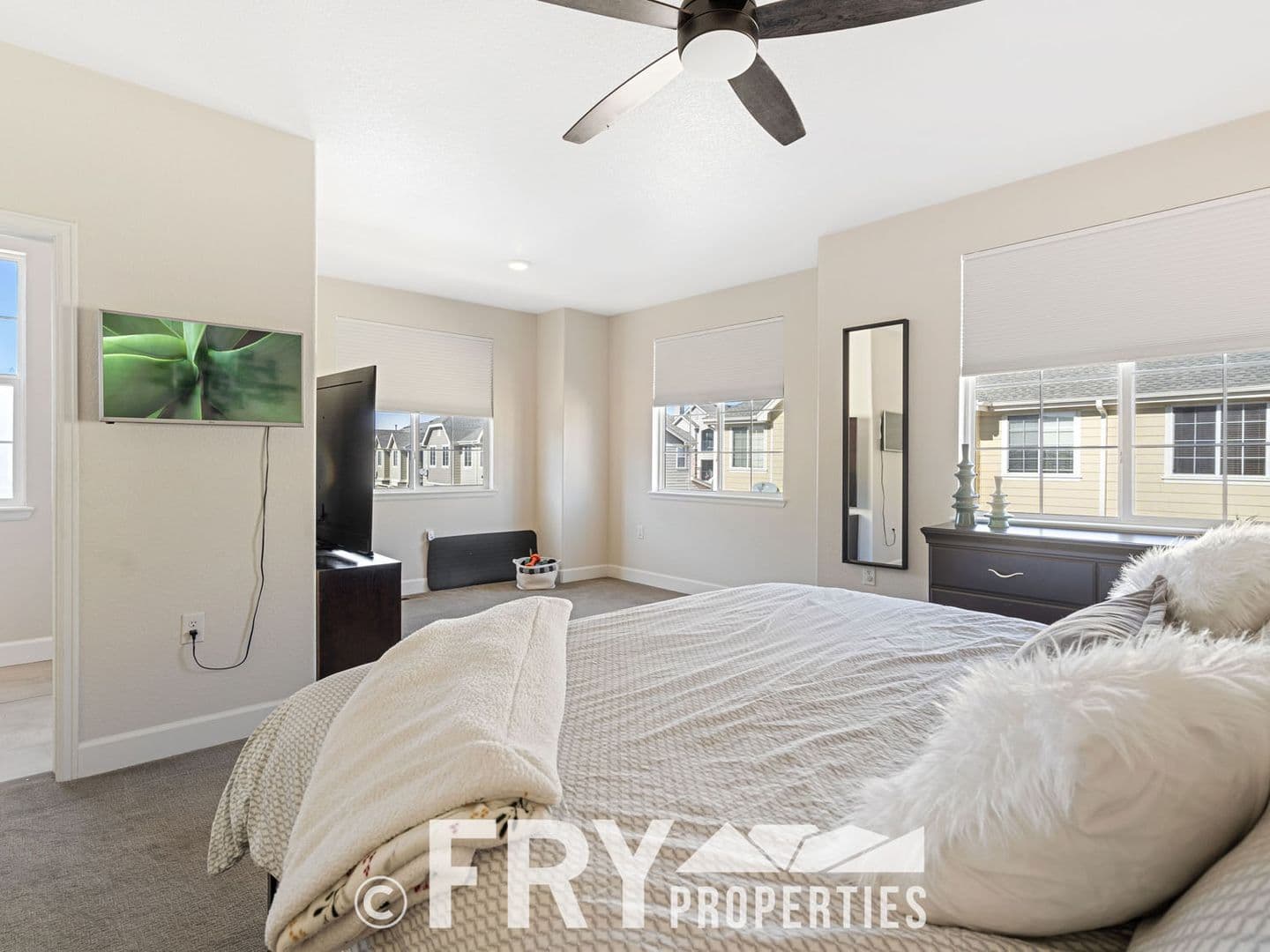 Aurora House: 16108 E Geddes Dr