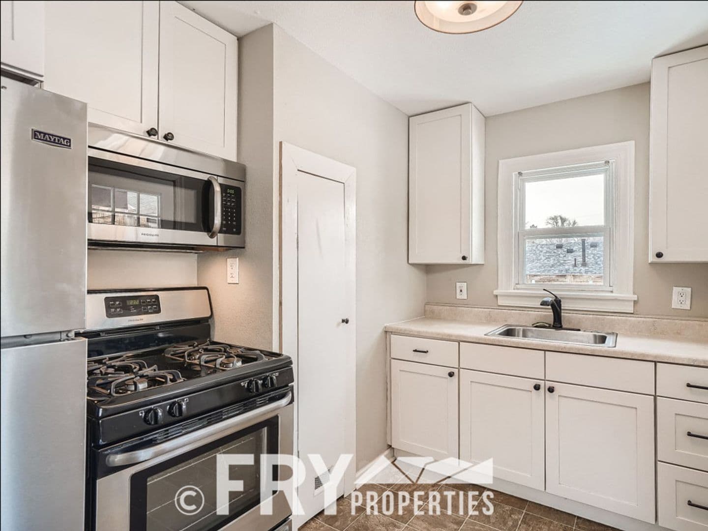 Lakewood House: 98 S Newland Street