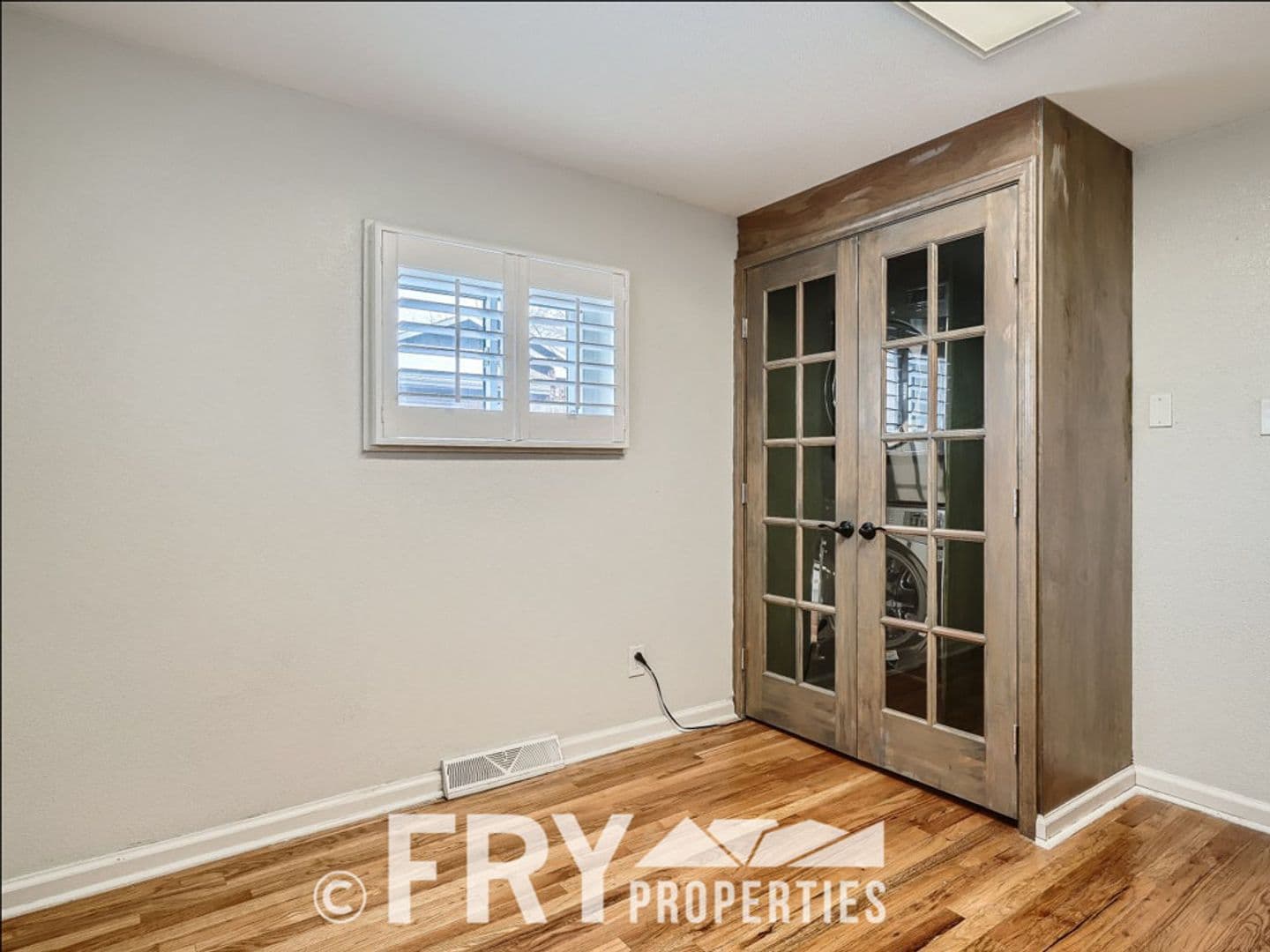 Lakewood House: 98 S Newland Street