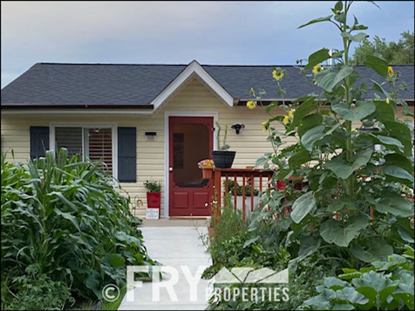 Lakewood House: 98 S Newland Street