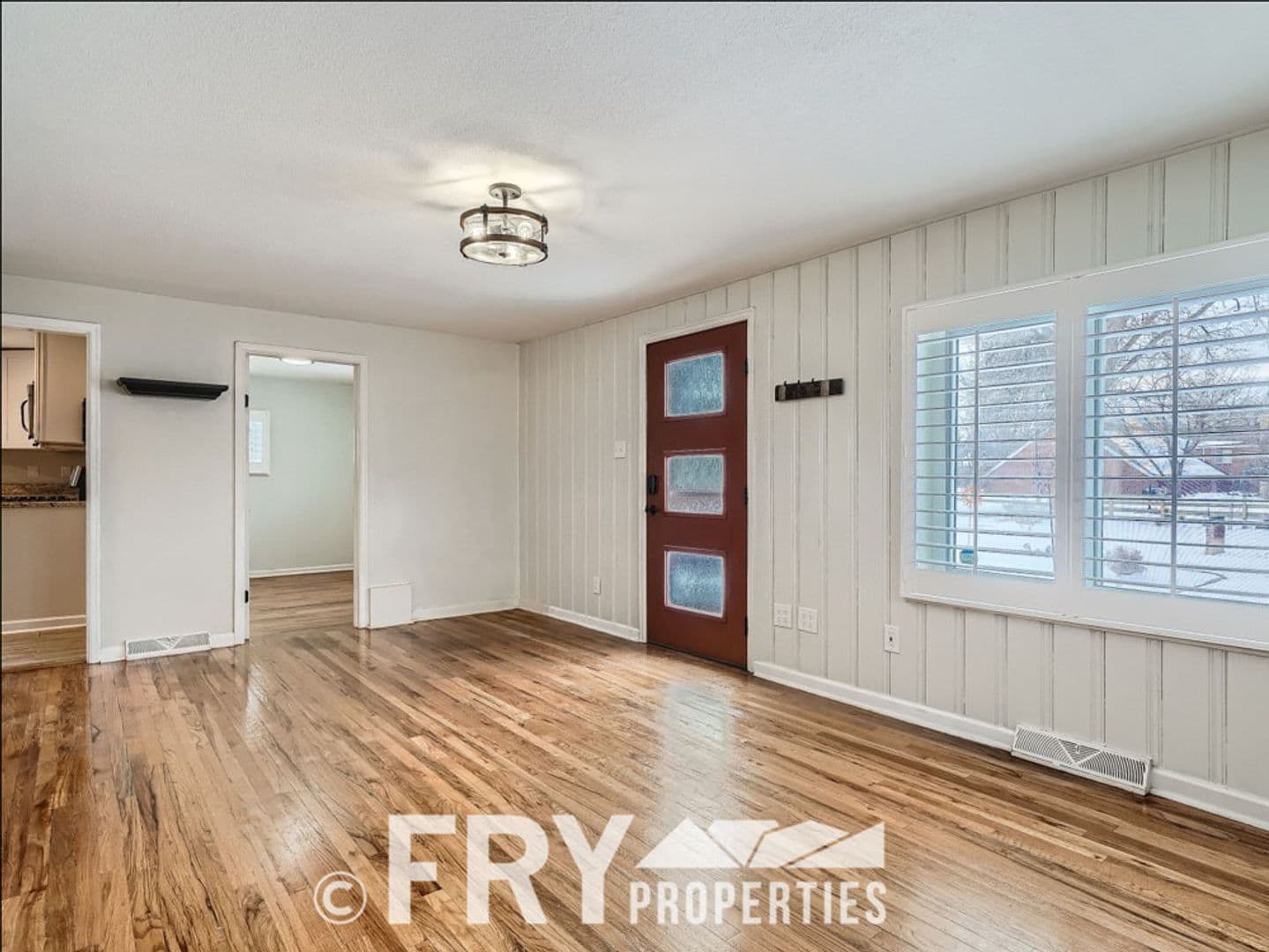 Lakewood House: 98 S Newland Street