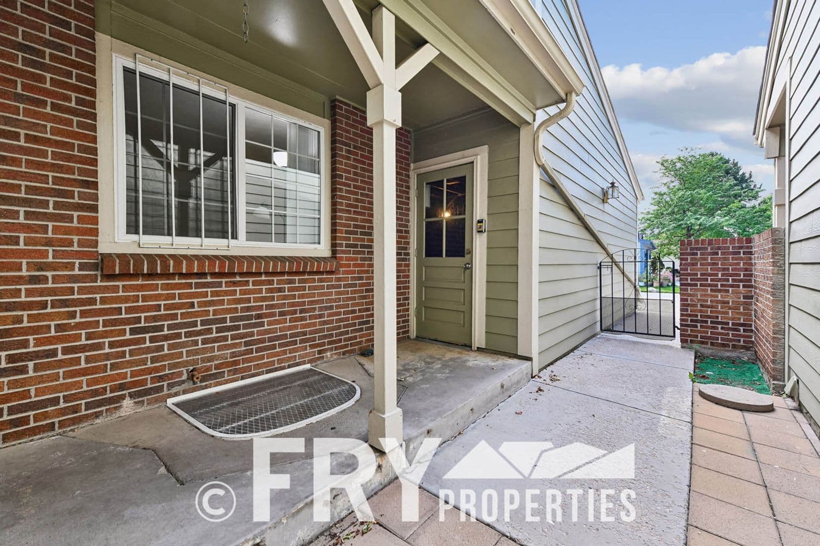 Aurora House: 14313 E Warren Place
