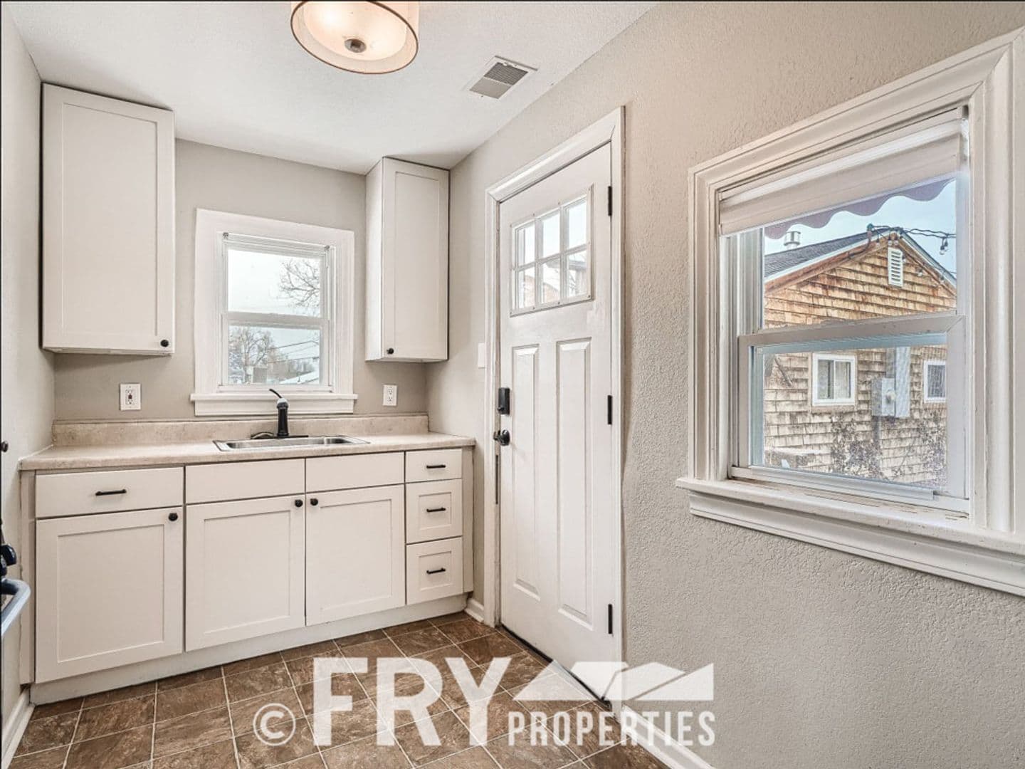 Lakewood House: 98 S Newland Street