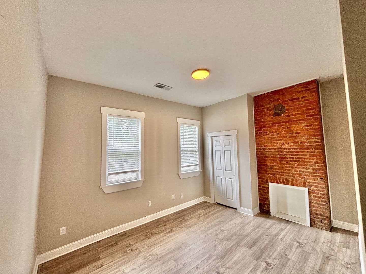 Louisville House: 513 S 24th St