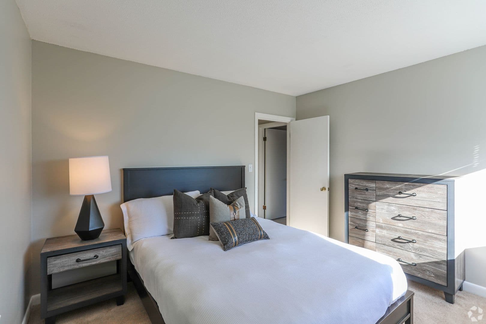 Natick Apartment: 8 LAKEVIEW GDNS