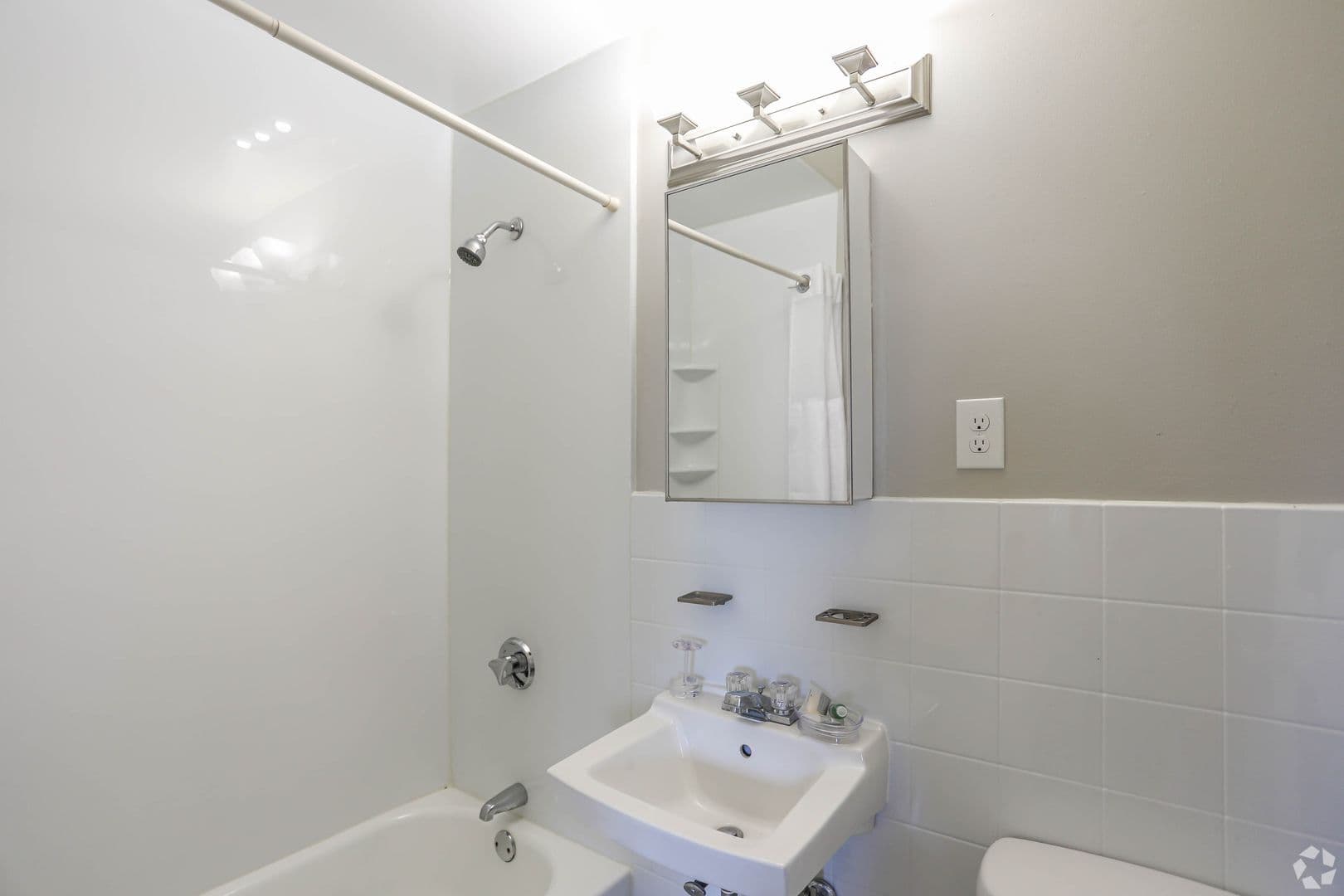 Natick Apartment: 8 LAKEVIEW GDNS