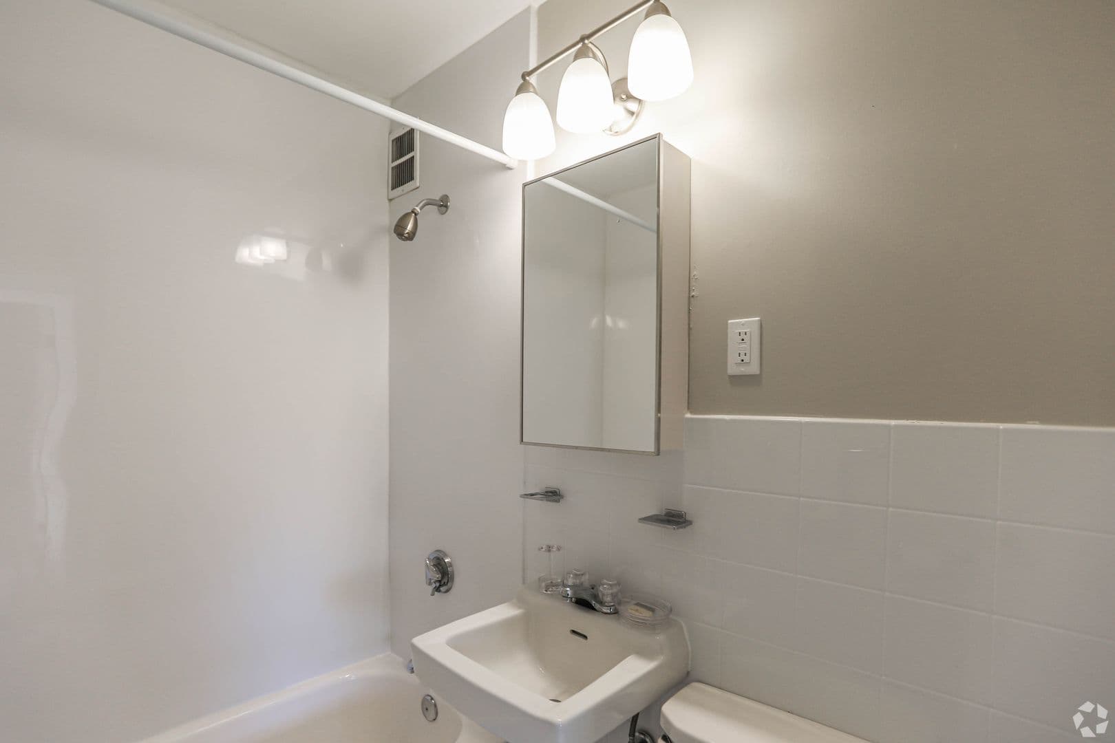 Natick Apartment: 8 LAKEVIEW GDNS