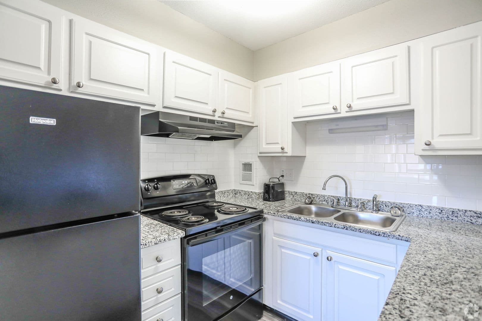 Natick Apartment: 8 LAKEVIEW GDNS
