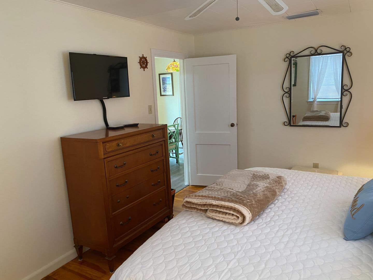 Nokomis House: 908 Albee Rd - Nokomis Beachy Bungalow