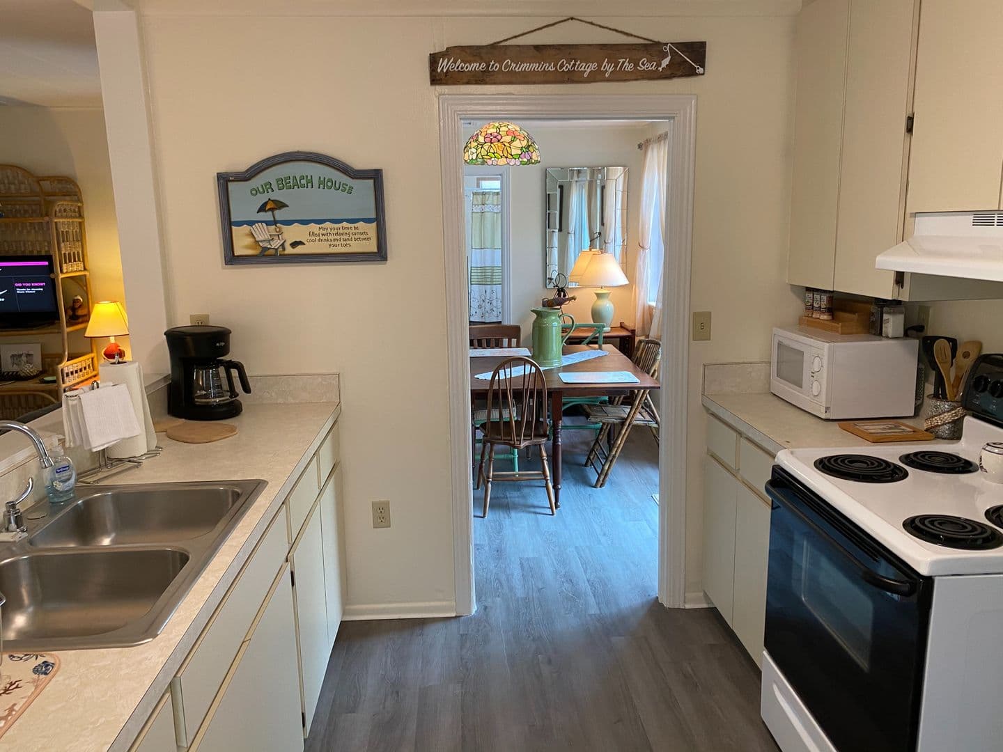 Nokomis House: 908 Albee Rd - Nokomis Beachy Bungalow