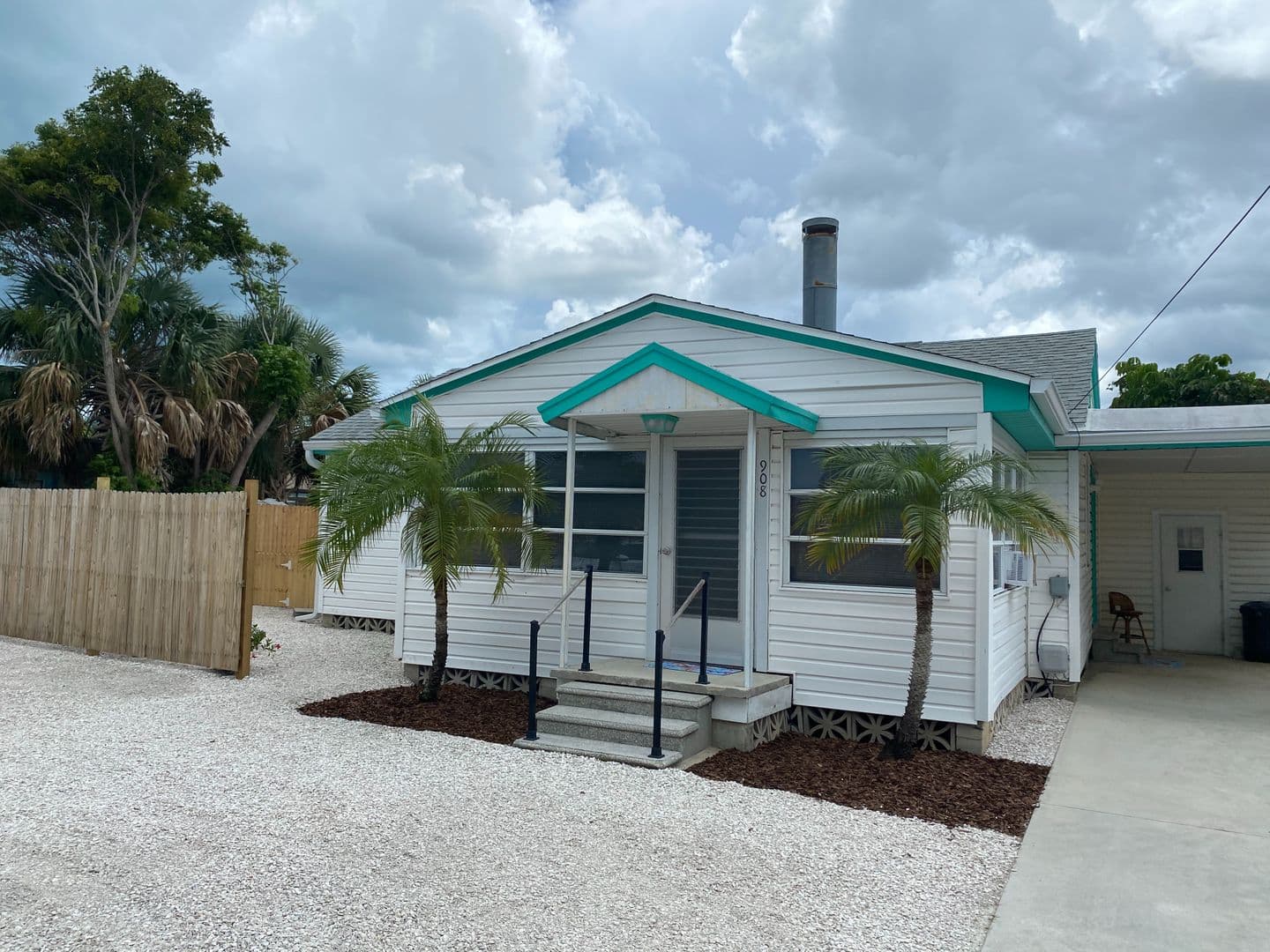 Nokomis House: 908 Albee Rd - Nokomis Beachy Bungalow