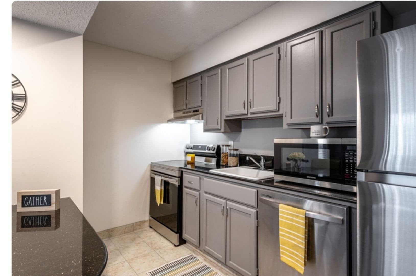 Copley Apartment: 120 Montrose Avenue W
