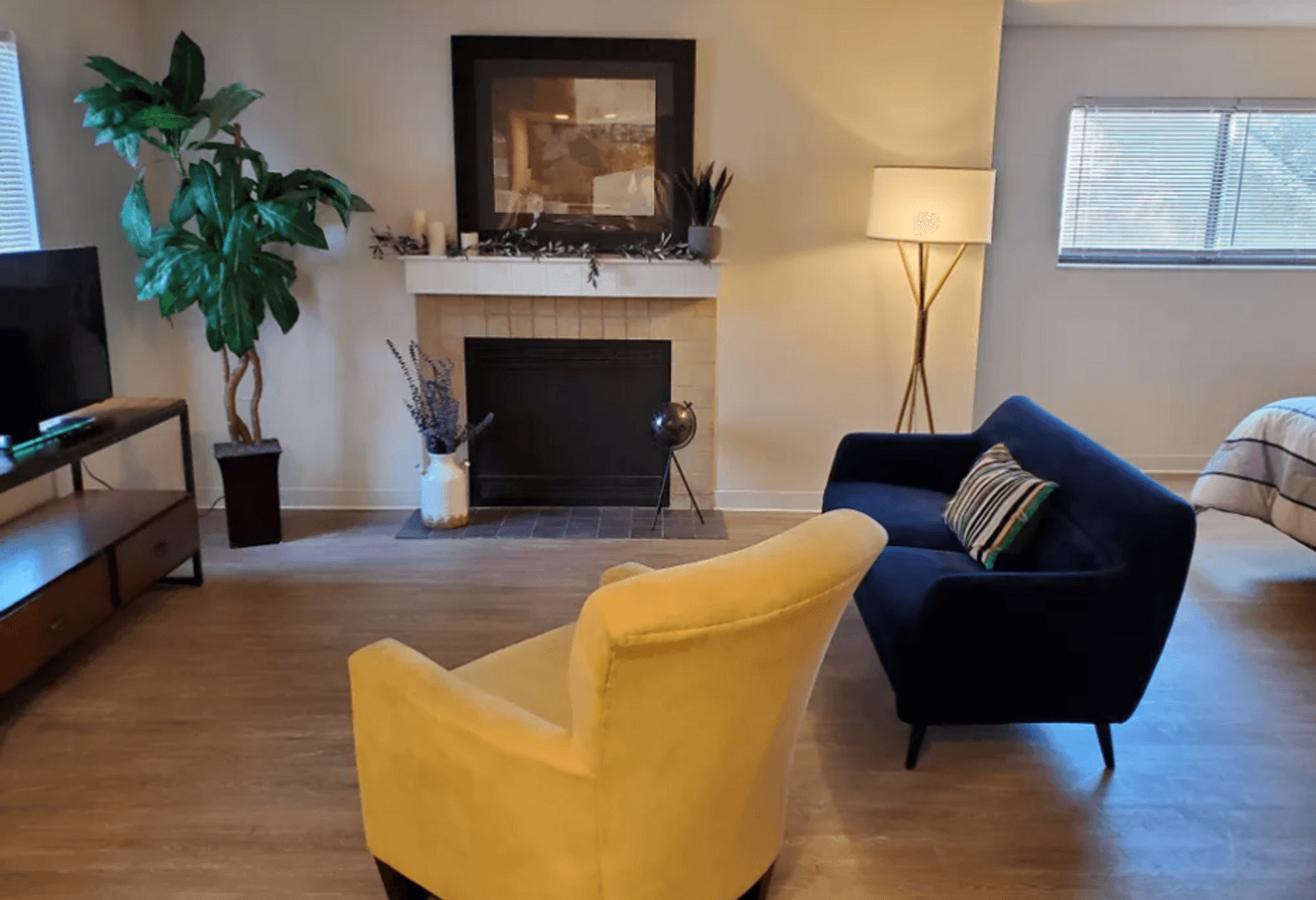 Copley Apartment: 120 Montrose Avenue W