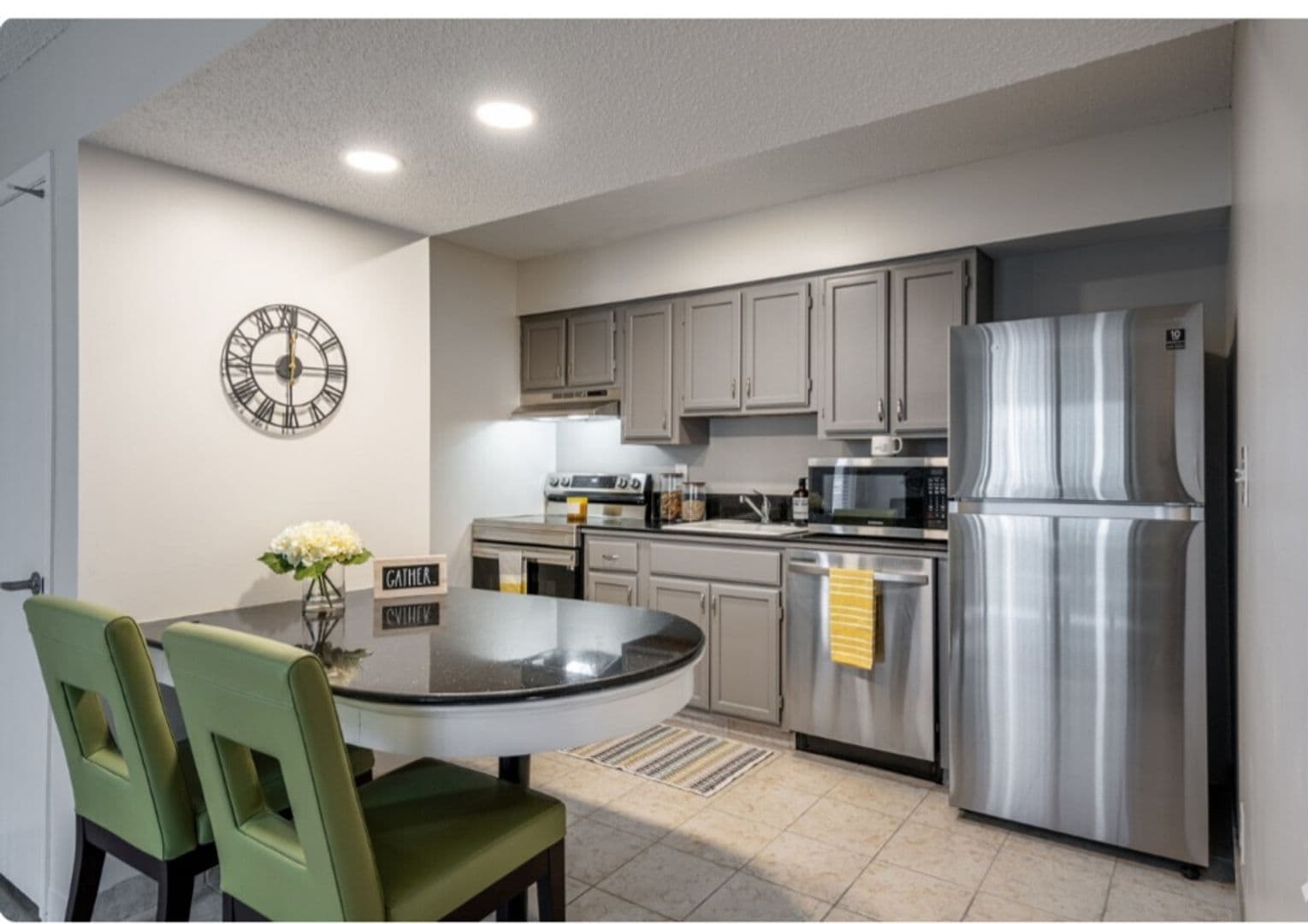 Copley Apartment: 120 Montrose Avenue W