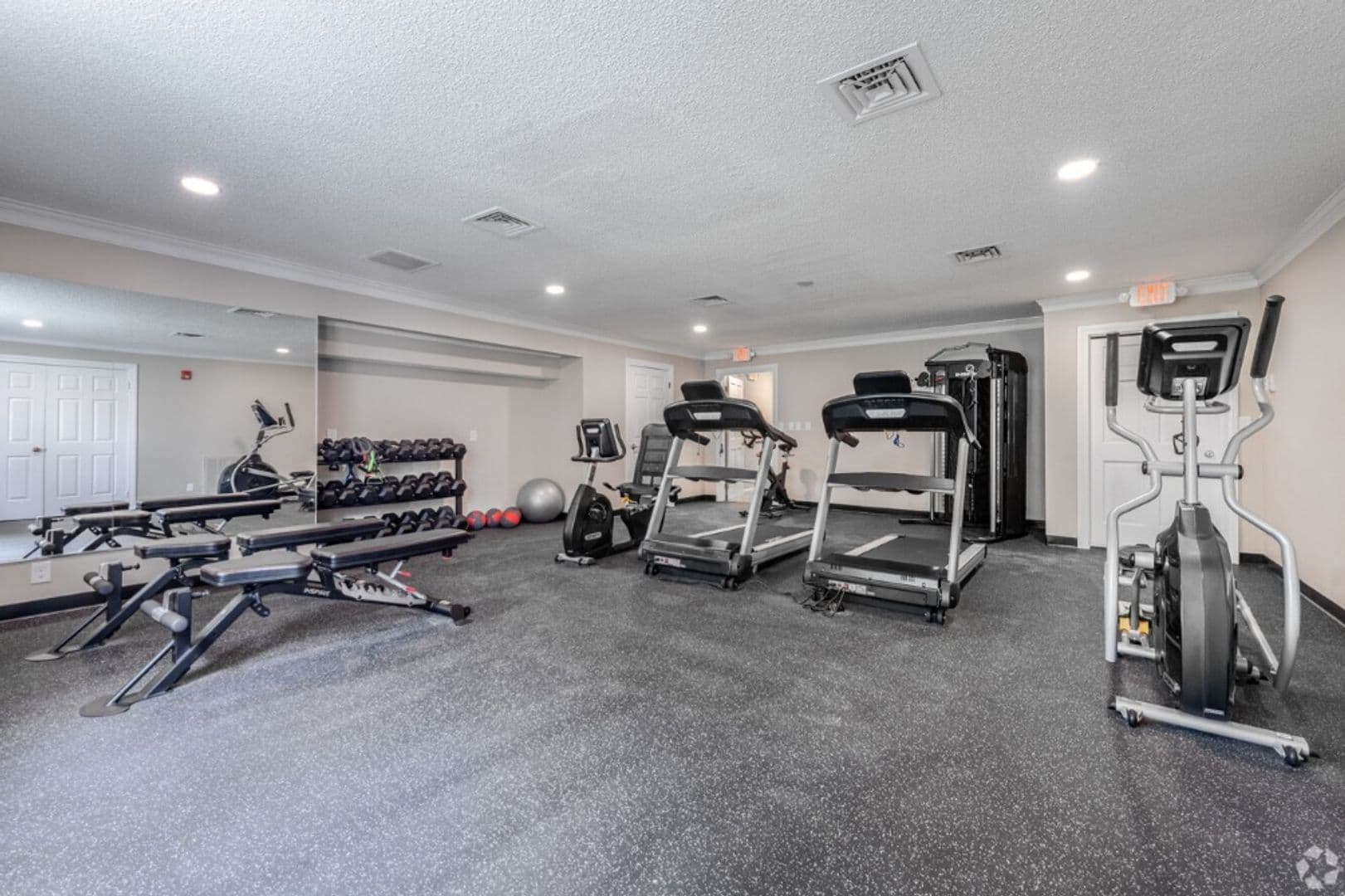 Copley Apartment: 120 Montrose Avenue W