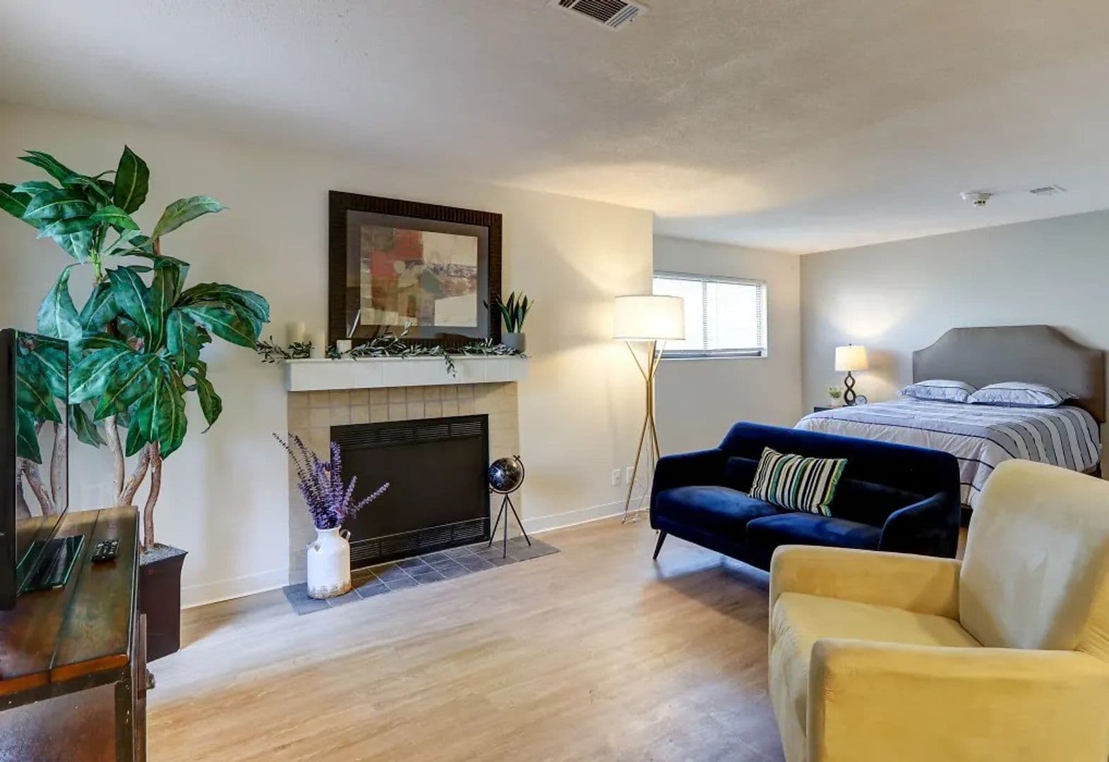Copley Apartment: 120 Montrose Avenue W